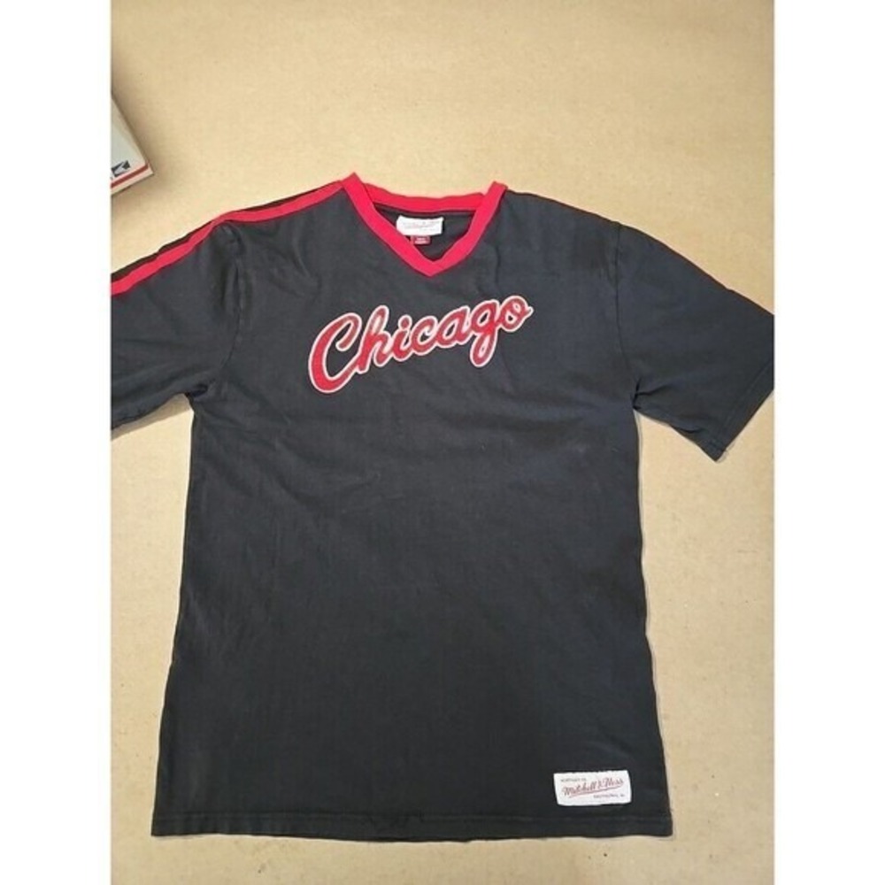 Mitchell & Ness Chicago T Shirt V Neck Red Trim Nostalgia Co. Menswear boy 18-20 - Picture 1 of 9